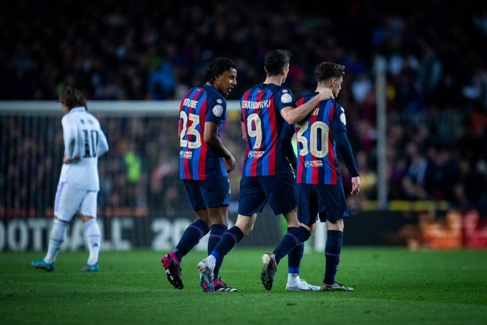 包含马赛碾压曼联，特尔施特根完成帽子戏法的词条