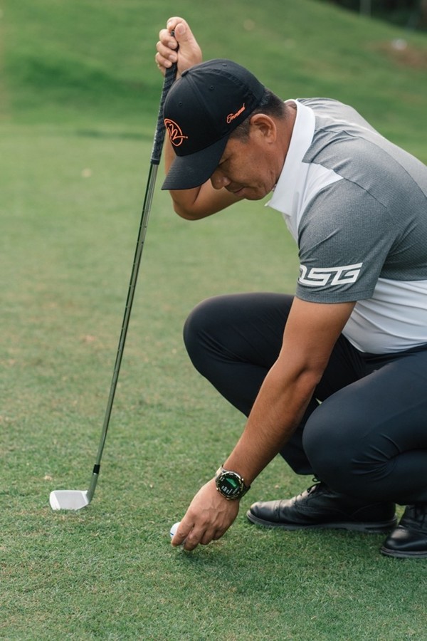 瑞士男子高尔夫球员在赛场上脱颖而出 瑞士男子高尔夫球员在赛场上脱颖而出