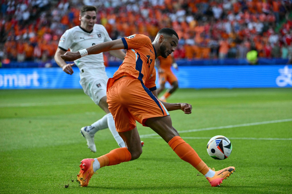 英格兰队大胜荷兰，豪取三分