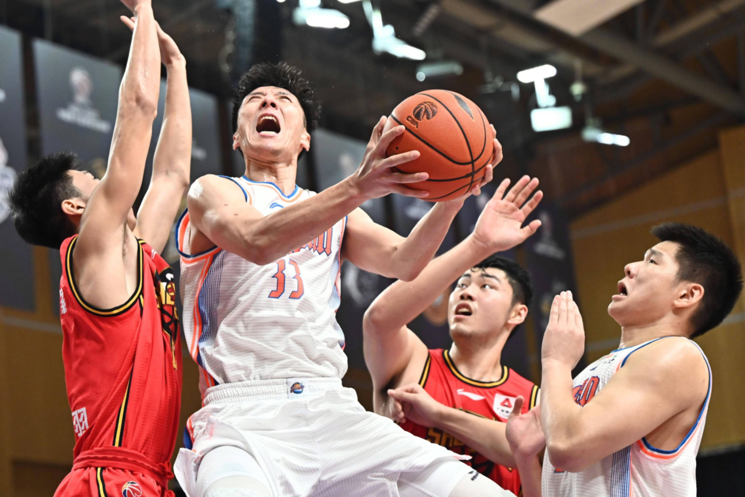 队员团结一致，以团结战术击败对手