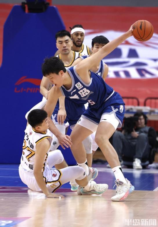 海南男篮冠军实力展现,掀起胜利的浪潮 海南男篮冠军实力展现,掀起胜利的浪潮