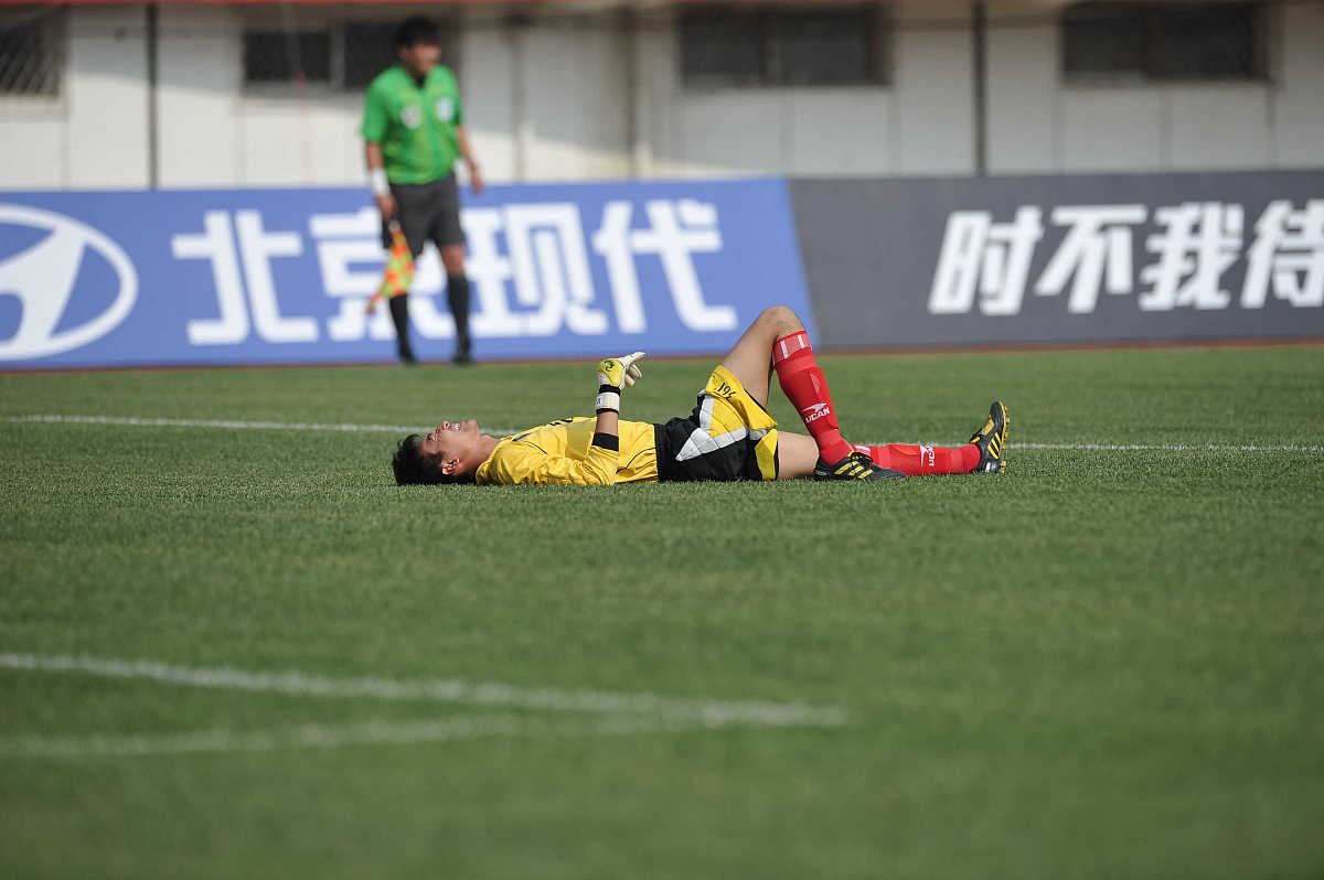 包含马竞主裁遭技能球伤倒足球情怀感动球迷的词条 包含马竞主裁遭技能球伤倒足球情怀感动球迷的词条