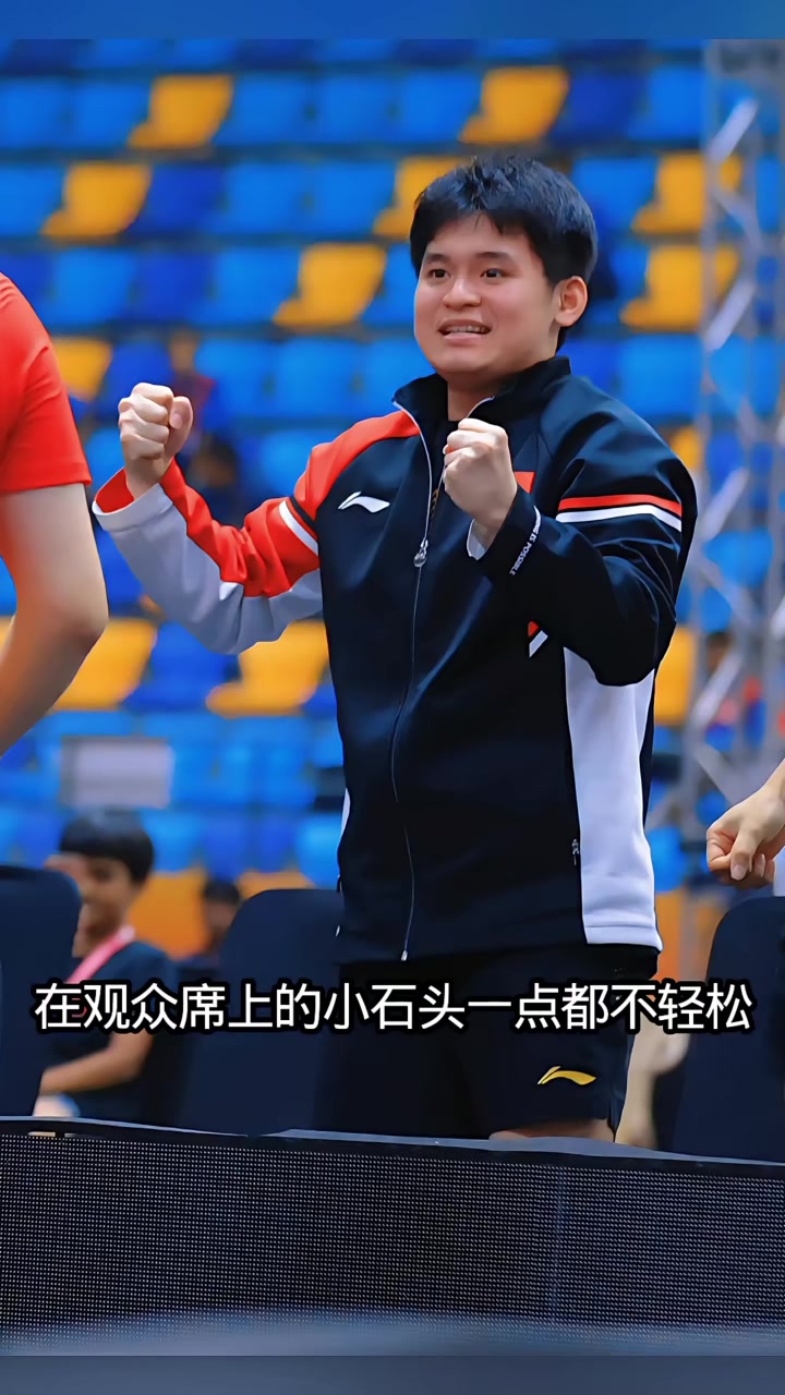 比赛中受伤的球员为队友加油 比赛中受伤的球员为队友加油