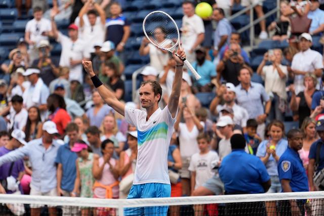 美网横扫戴维斯杯,梅德韦杰夫点燃赛场的简单介绍 美网横扫戴维斯杯,梅德韦杰夫点燃赛场的简单介绍