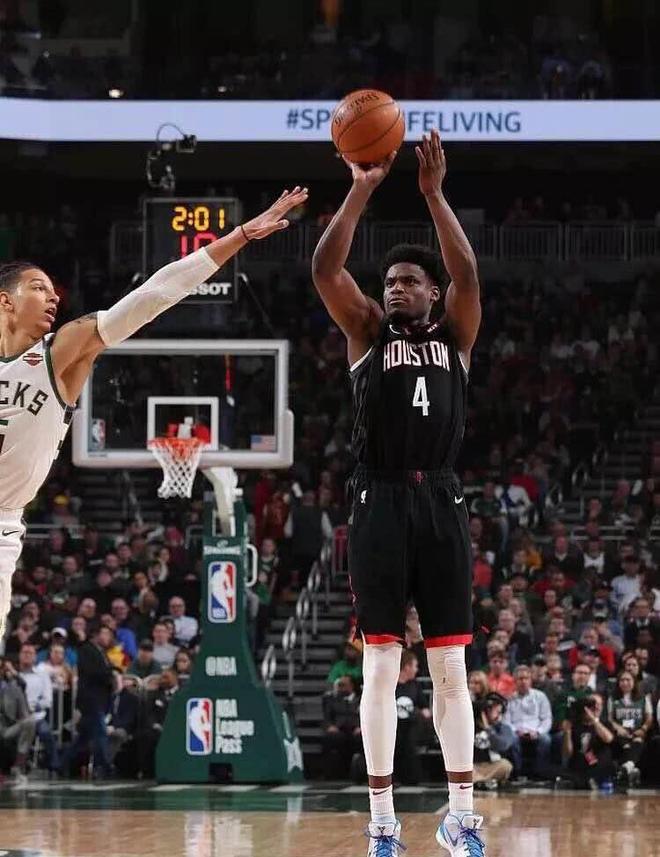 雄鹿拦截成功,客场赢球,士气高涨的简单介绍 雄鹿拦截成功,客场赢球,士气高涨的简单介绍