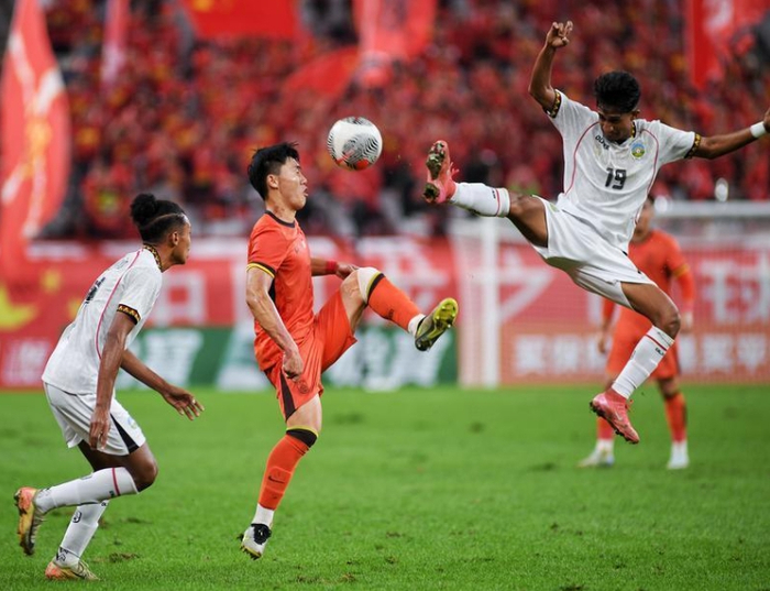 紧张激烈的足球比赛即将点燃球迷们的热情 紧张激烈的足球比赛即将点燃球迷们的热情