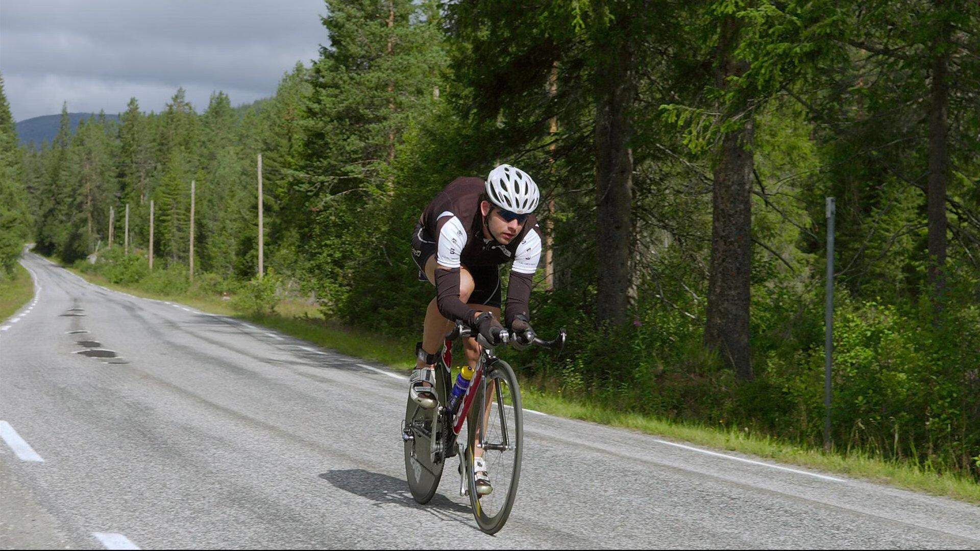 战术交响曲中的独舞，德国铁血压制牙买加，克瓦拉茨赫利亚在年度焦点战中接管绿茵