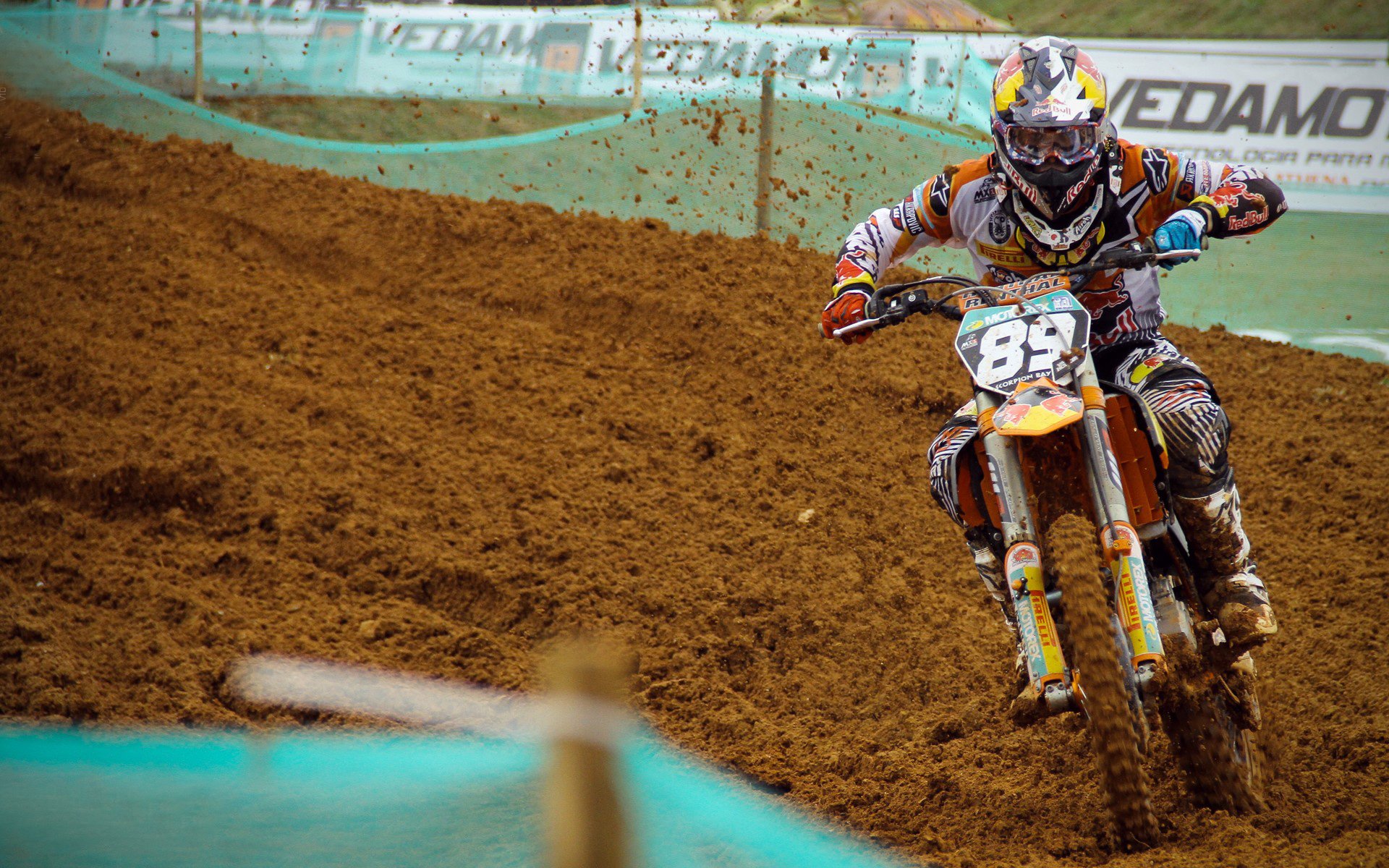 资本与绿茵的交锋，卡塔尔资本收割AC米兰背后的足球新秩序，及拉什福德在排名争夺战中的王者时刻